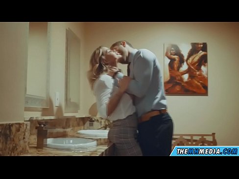 ❤️ Nalika pirang busty seduces anjeun dina restroom umum ️ porno geulis di urang ❌️